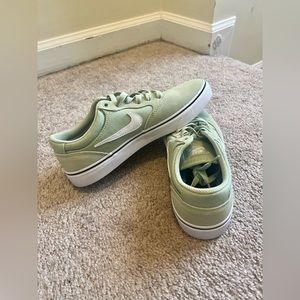 NEW Nike Sneakers Chron 2 SB Size 7 Women/5.5 Men